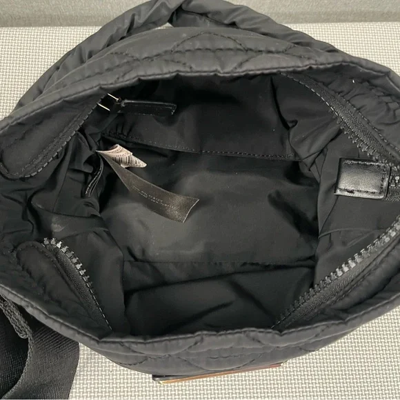 Marc Jacobs quilted purse. Crossbody, w/adjustable strap, internal pocket. Black - Picture 9 of 12